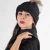 berretto con pompon nero e sciarpa lana alpaca