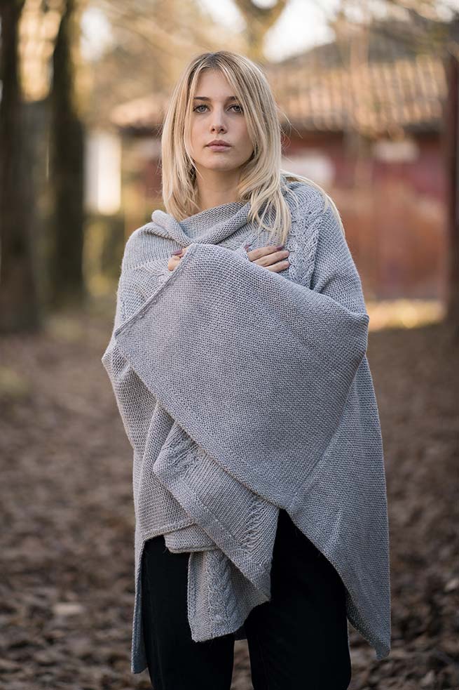 poncho-donna pura lana alpaca moderno grigio must-moda-2019
