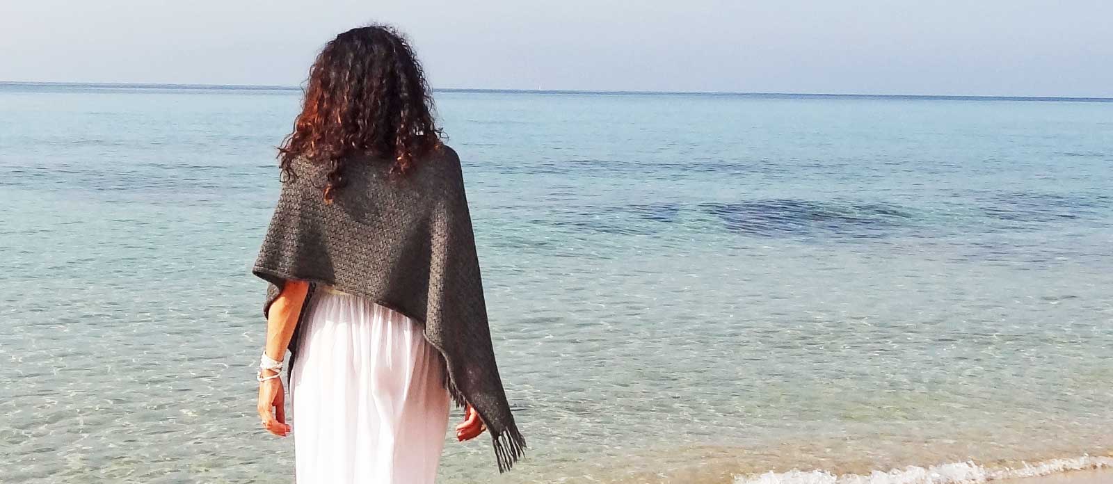 abbigliamento-donna-eco-mantella-poncho-lana-naturale