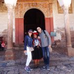 coppia di turisti con donna in abiti tipici peruviani