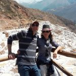 coppia di turisti in posa alle saline di Maras