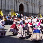 gente riunita in piazza per un ballo tipico