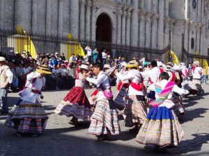 gente riunita in piazza per un ballo tipico