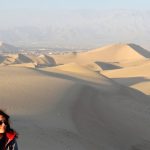 turista che guarda le dune bianche del deserto