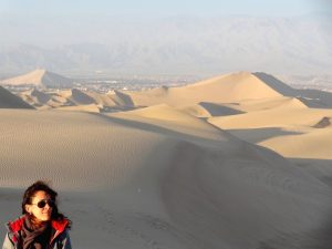 turista che guarda le dune bianche del deserto