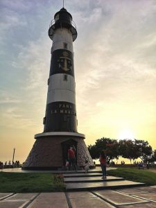 faro marino con tramonto sullo sfondo