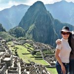 coppia di turisti in posa davanti alle rovine di Machu Picchu
