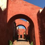 arco geometrico rosso