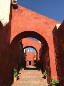 arco geometrico rosso