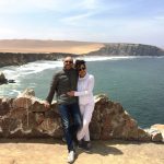 coppia di turisti in posa con un golfo sullo sfondo