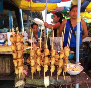 Larve cotte su degli spiedini