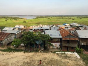 Veduta da lontano di una baraccopoli