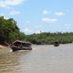 Rio delle Amazzoni con imbarcazioni che lo navigano