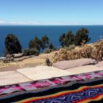 primo piano di un tessuto peruviano con il mare sullo sfondo