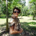 turista con in braccio un bradipo