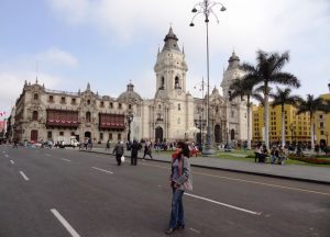 turista in posa nelle strade di Lima