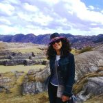 turista posa davanti ad un sito archeologico