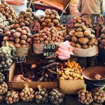 bancarella con molte varietà di tuberi