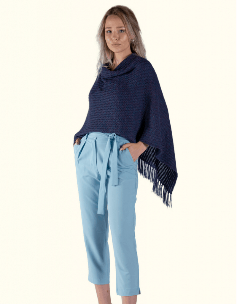 Poncho mantella con frange in lana di baby alpaca blu modello Atalaya